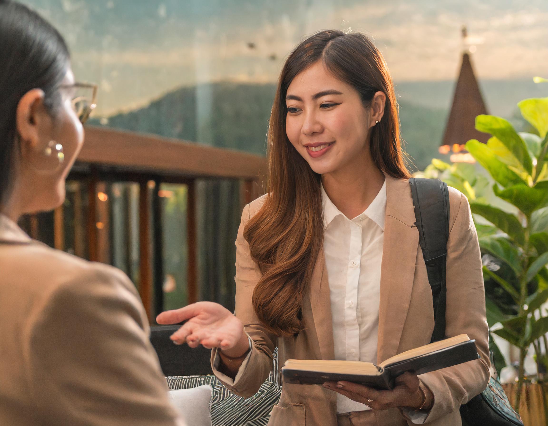 Freundliches Gespräch zwischen Steuerberater und Kunden